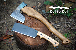 写真：持ち手が木で作られている斧と鉈