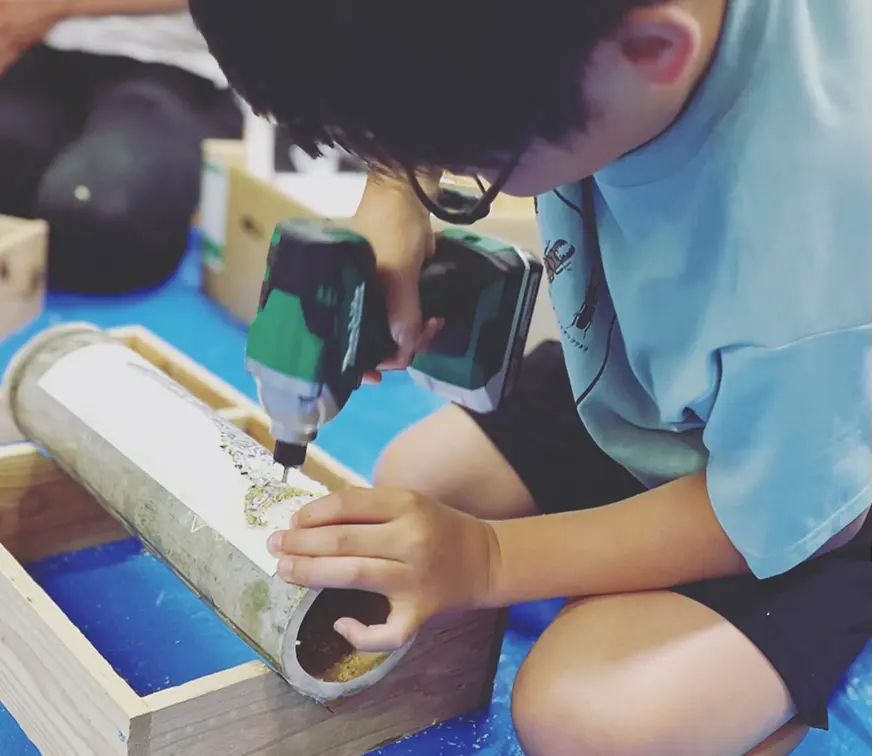 竹灯籠を作る様子